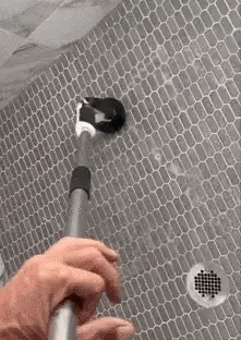 Limpiando la ducha con el mango largo
